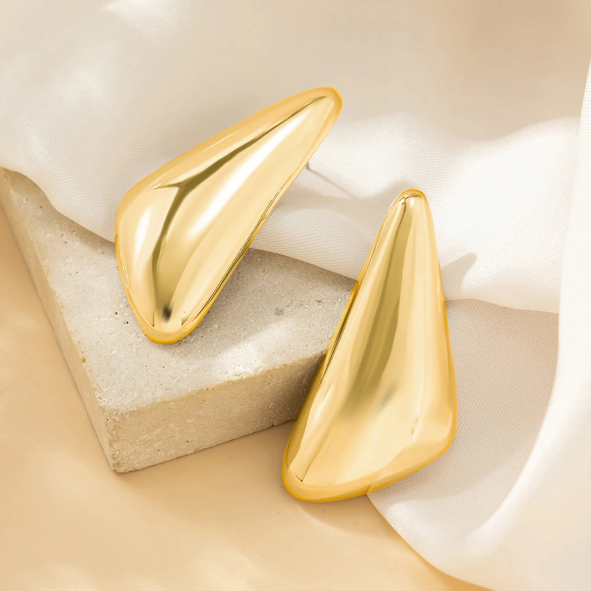 Boucle_d_oreille_or_d_monstration_portant