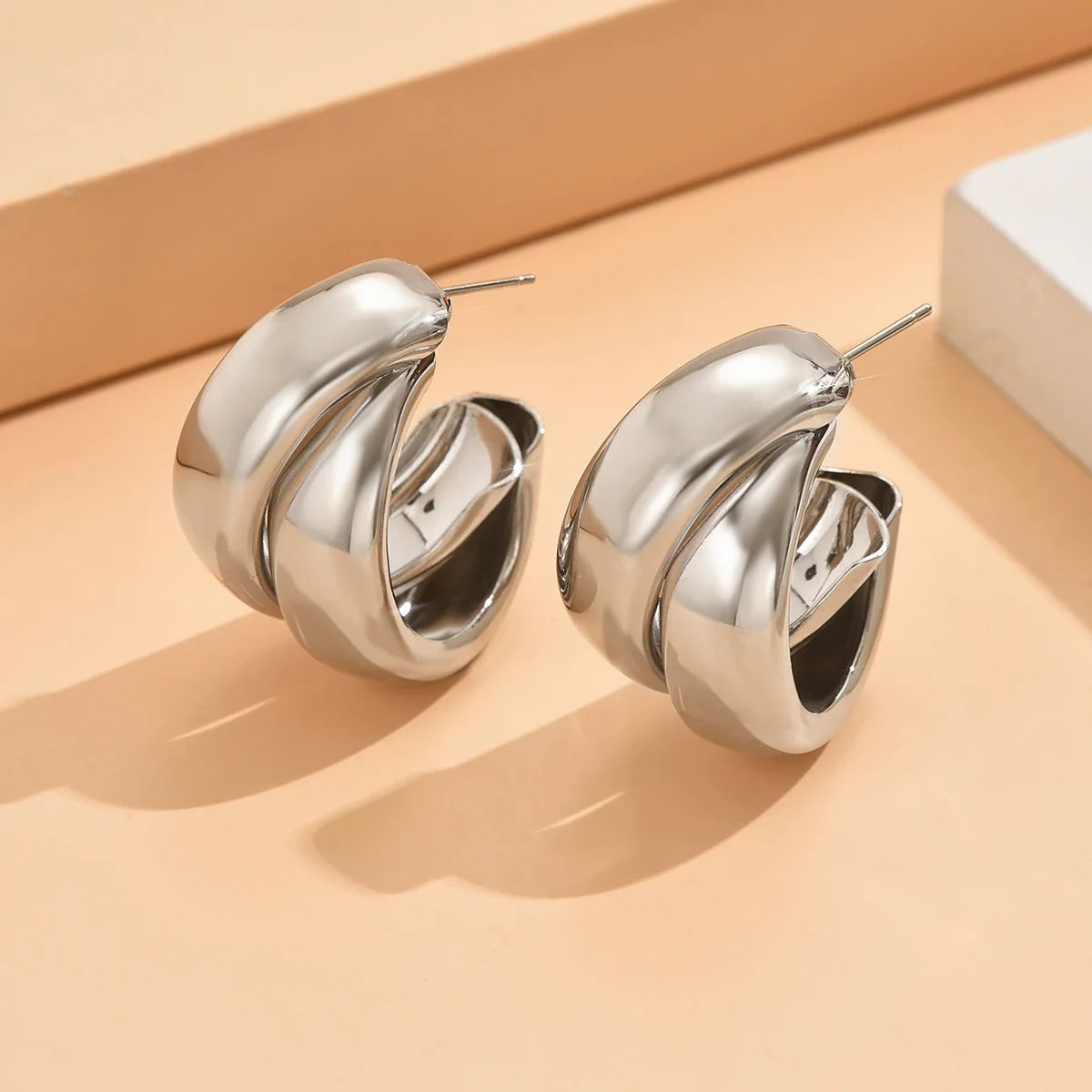 Boucles d’Oreilles Torsadées – Or & Argent