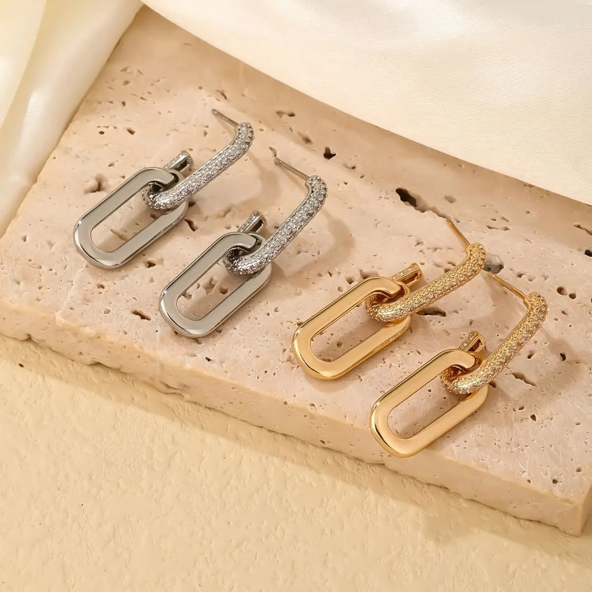Boucles_d_oreilles_or_et_argent_deux_boucles_d_monstration