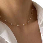 Collier chaîne dorée et perles blanches – Élégance intemporelle