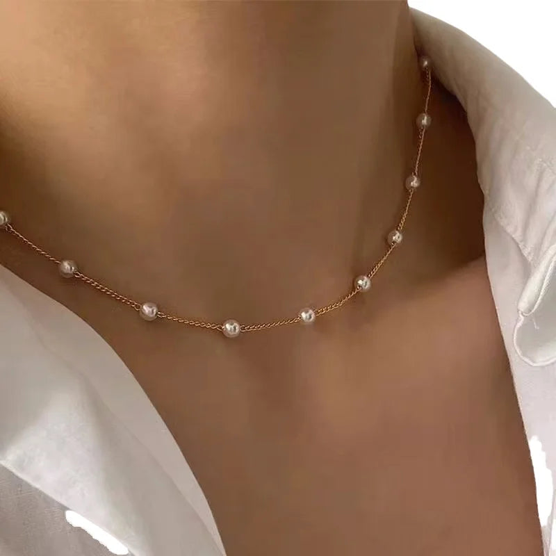 Collier chaîne dorée et perles blanches – Élégance intemporelle