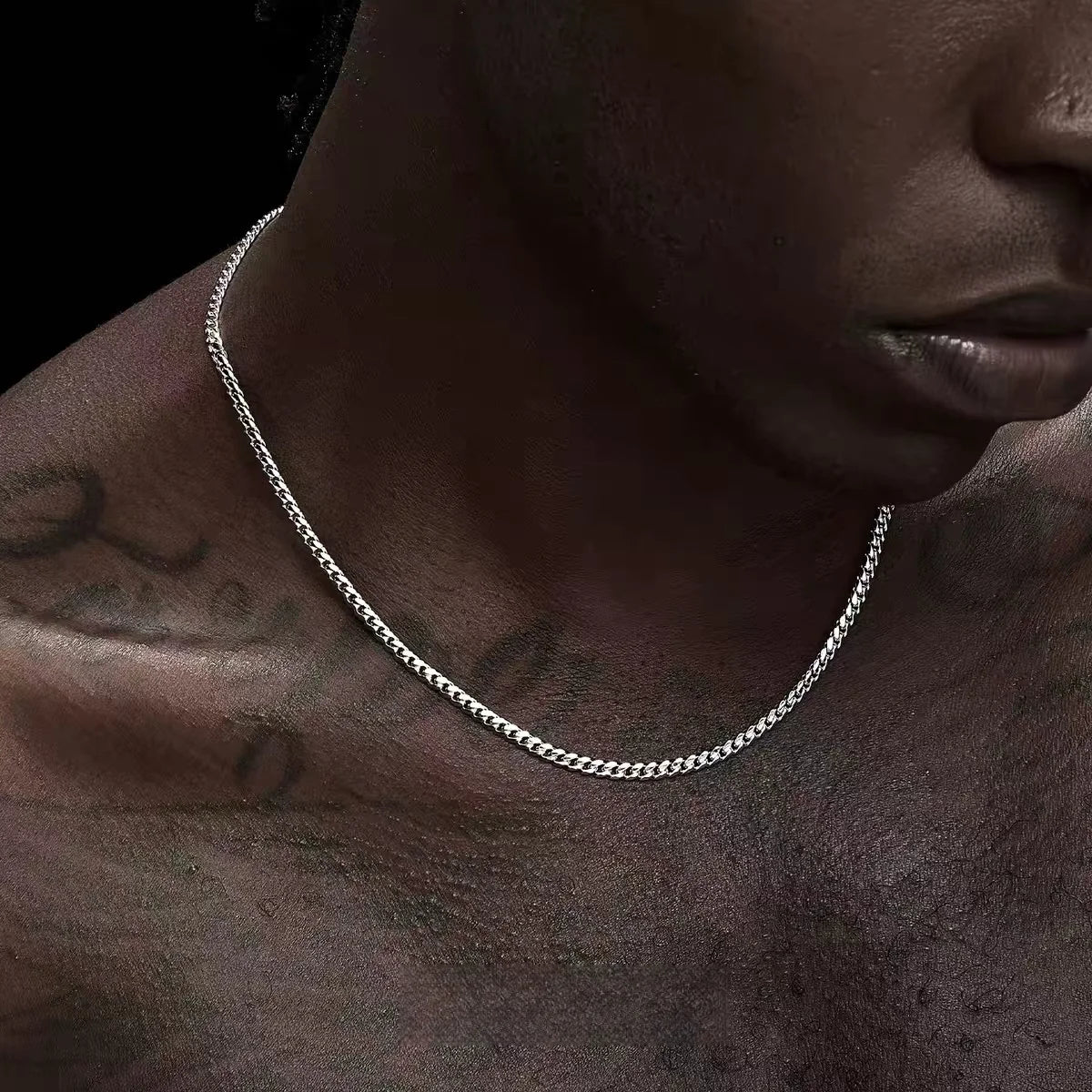 Collier chaîne homme en acier inoxydable, design vintage et masculin.