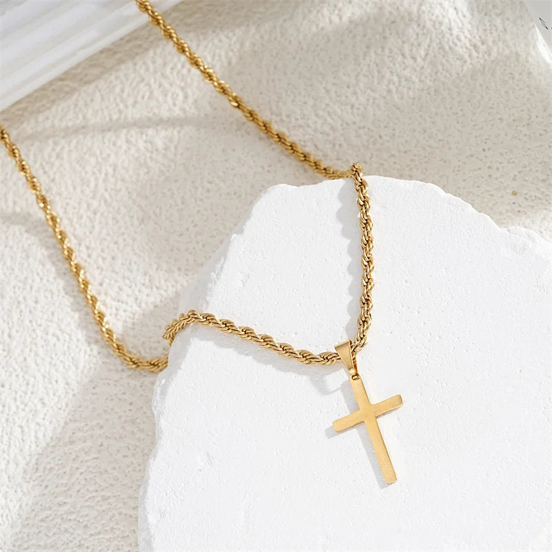 Collier croix élégant porté en extérieur, bijou moderne et intemporel.