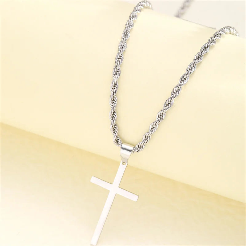 Collier croix pour homme, accessoire polyvalent adapté au quotidien et aux soirées.