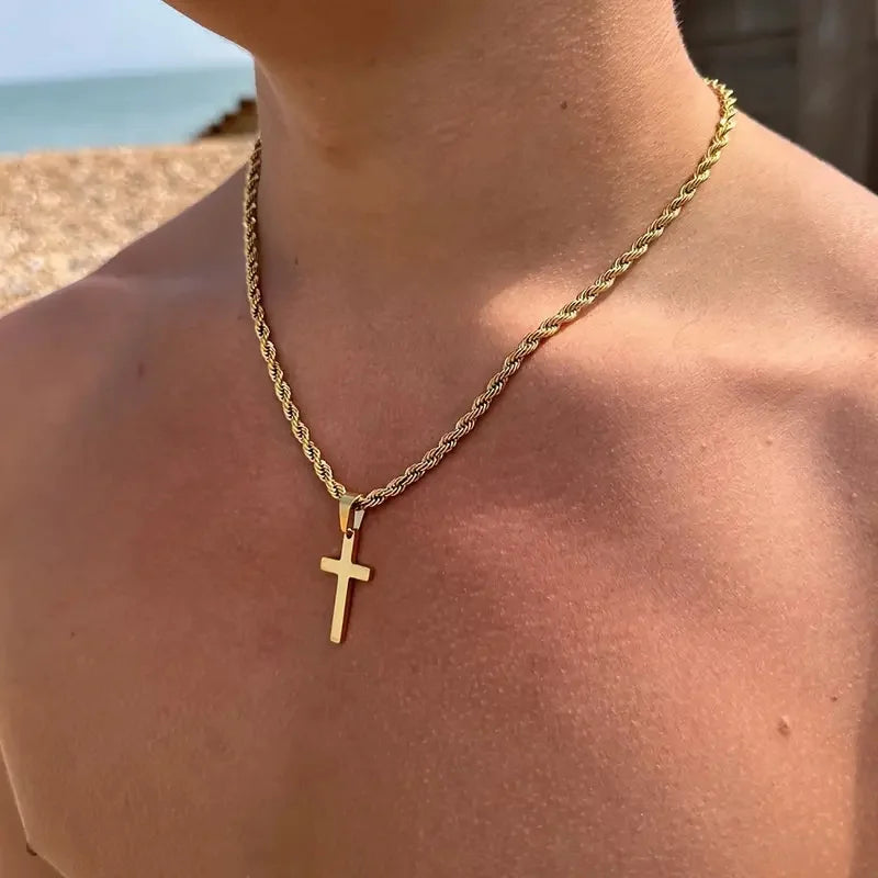 Collier homme doré avec pendentif croix minimaliste, chaîne torsadée robuste.