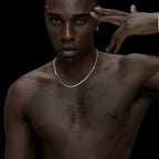 Collier homme style sobre et élégant, acier inoxydable durable."