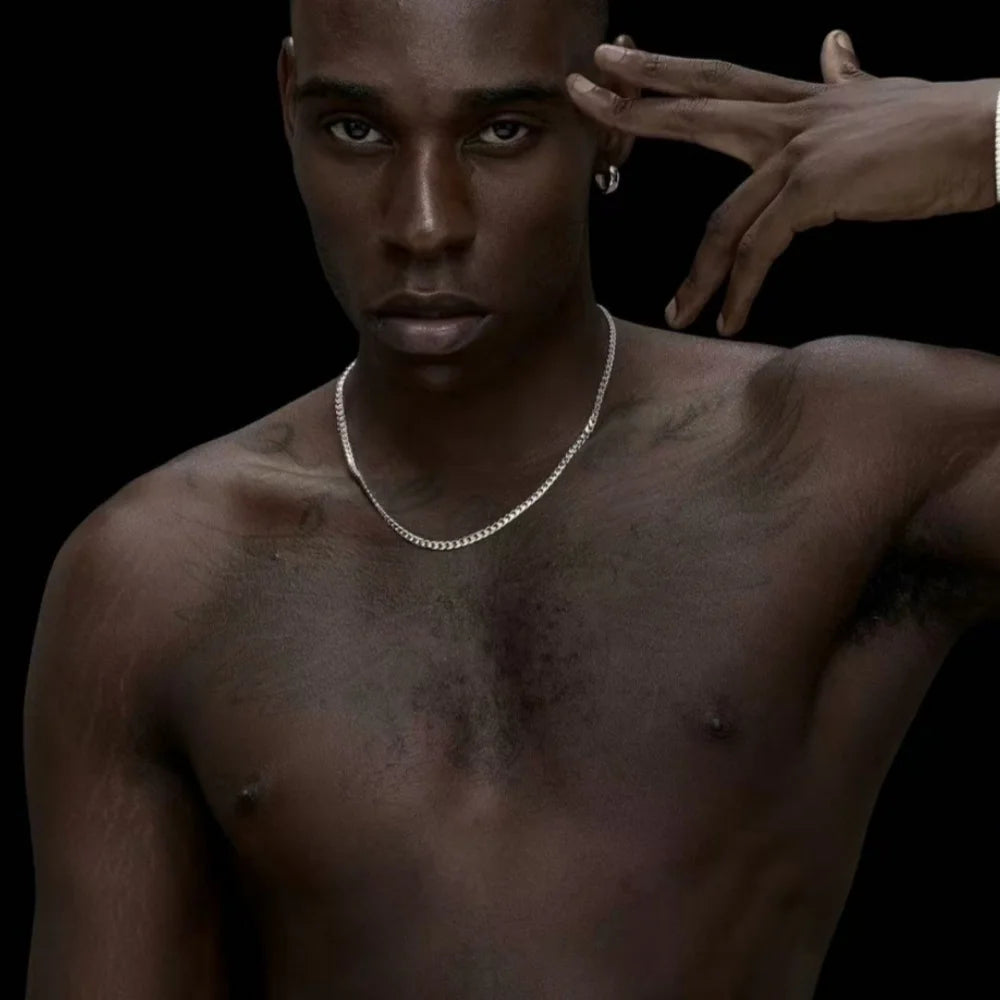 Collier homme style sobre et élégant, acier inoxydable durable."