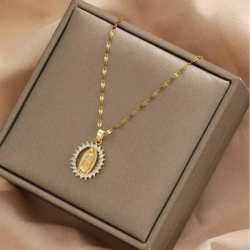 Collier médaille Vierge dorée orné de cristaux blancs