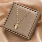 Collier médaille Vierge dorée orné de cristaux multicolor