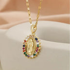 Collier médaille Vierge dorée orné de cristaux multicolores