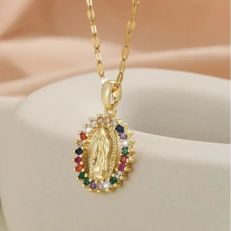 Collier médaille Vierge dorée orné de cristaux multicolores