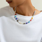 Collier perlé moderne et délicat, accessoire tendance pour femme chic."