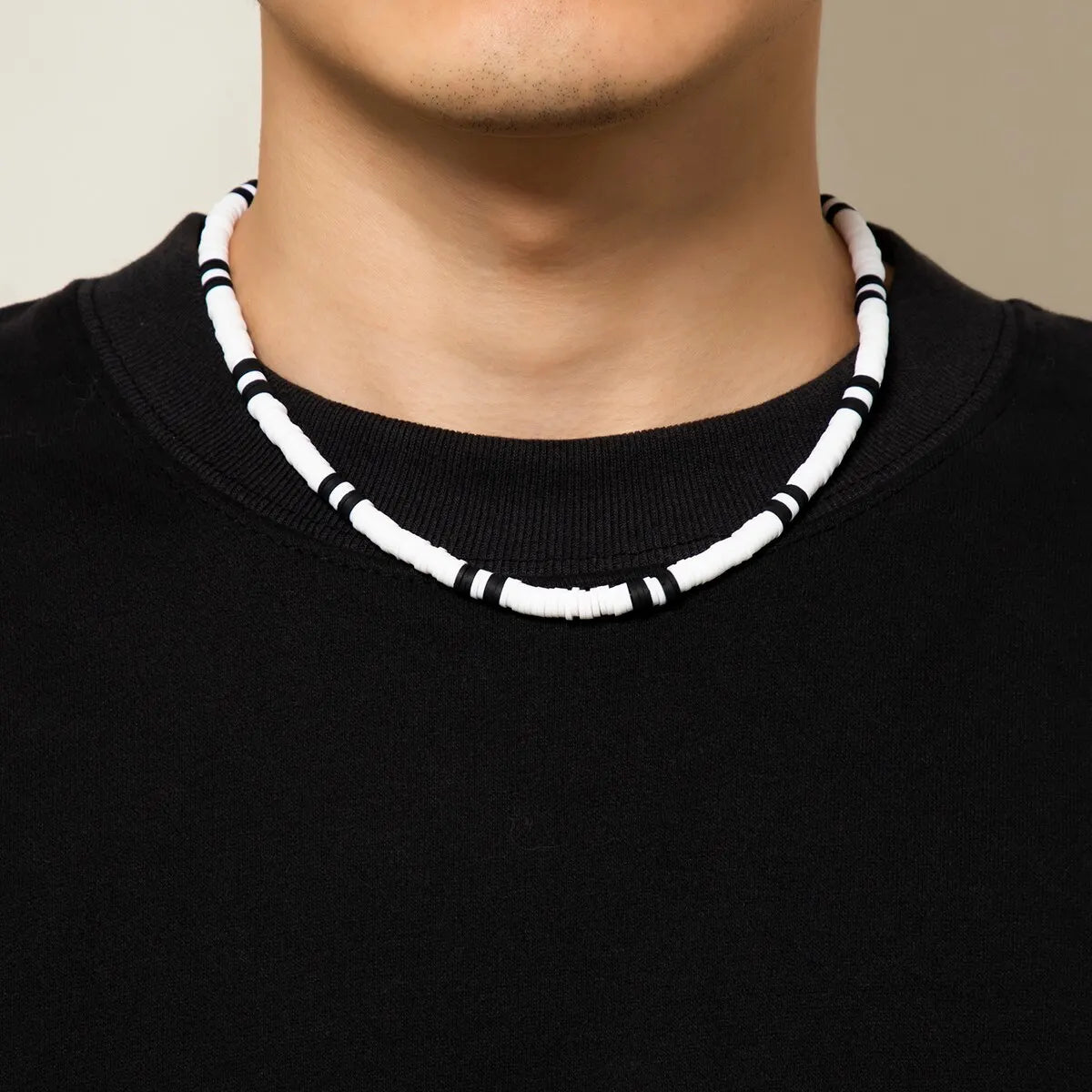 Collier_perle_blanche_noir_homme_style