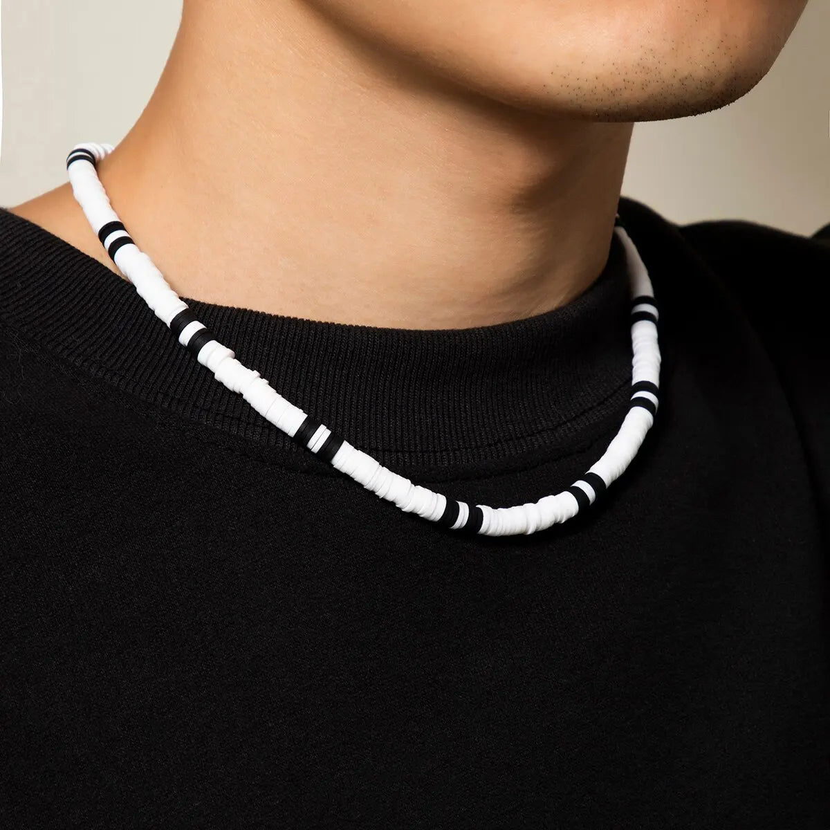 Collier_perle_blanche_noir_homme_style_2