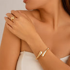 Femme_avec_bracelet_or_et_bague_or
