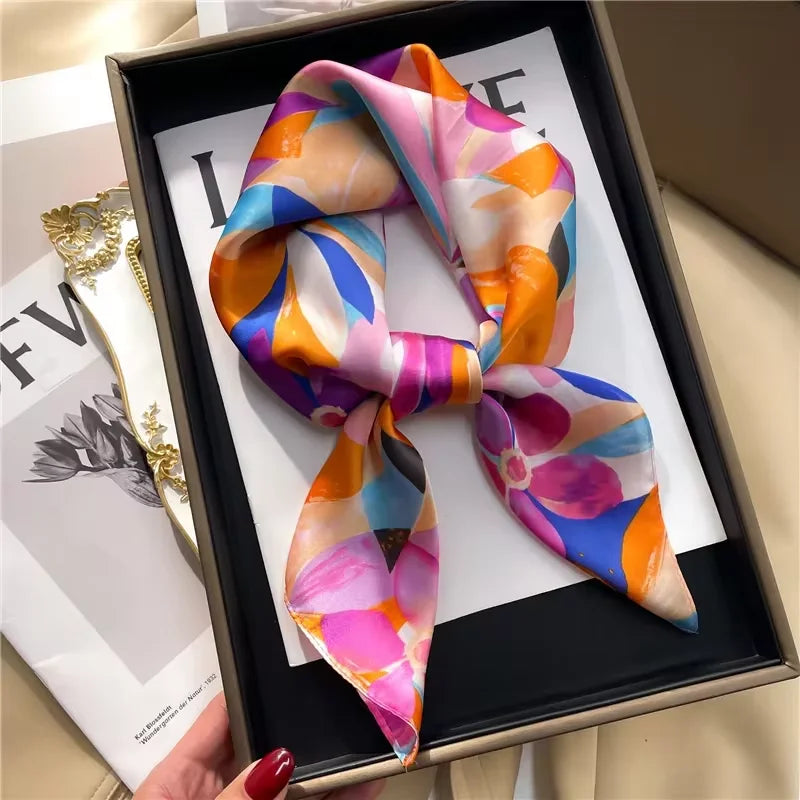 Foulard Satiné Rose, bleu, orange et violet. Fleuris de manière abstraite