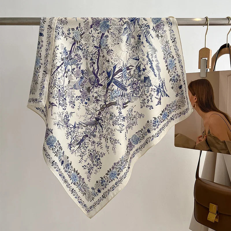 Foulard carré en satin porté de manière élégante, accessoire intemporel pour femme moderne
