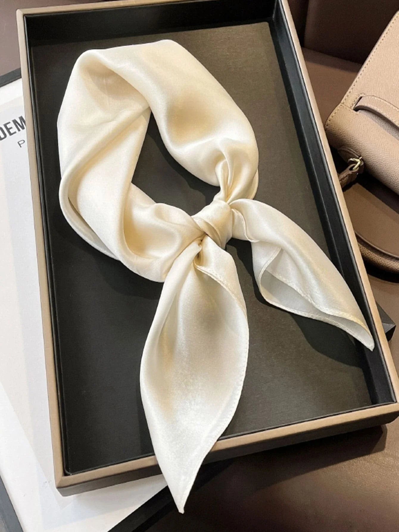 Foulard femme élégant et chic blanc. cassé