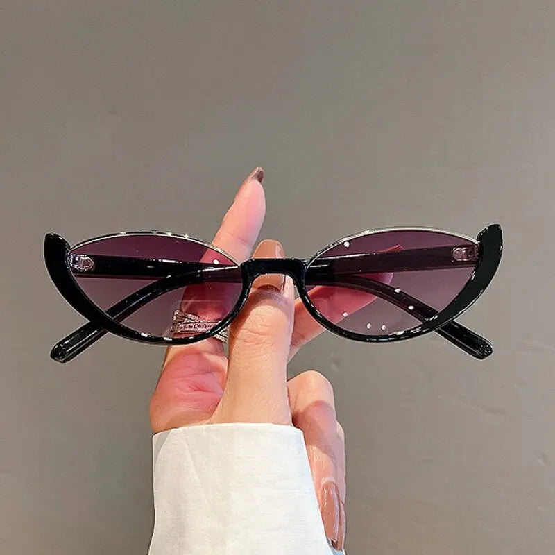 Lunette_de_soleil_chat_noir_et_verre_rose