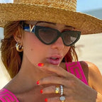 Lunettes de soleil femme avec monture noire et verres noirs,