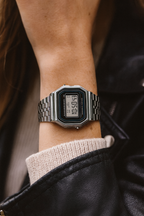 Montre digitalE rétro unisexe finition or, cadran rectangulaire LED, bracelet en acier inoxydable chic