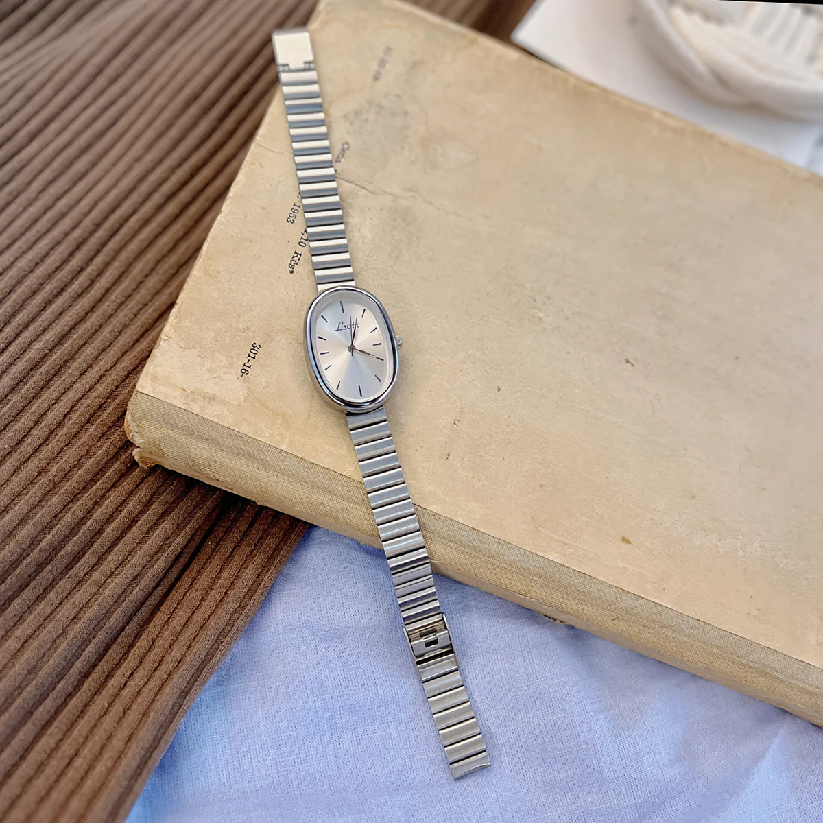 Montre_en_argent_d_monstration_sur_livre