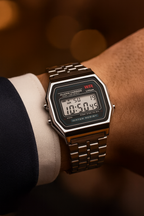Montre digitale rétro unisexe finition or, cadran rectangulaire LED, bracelet en acier inoxydable chic.