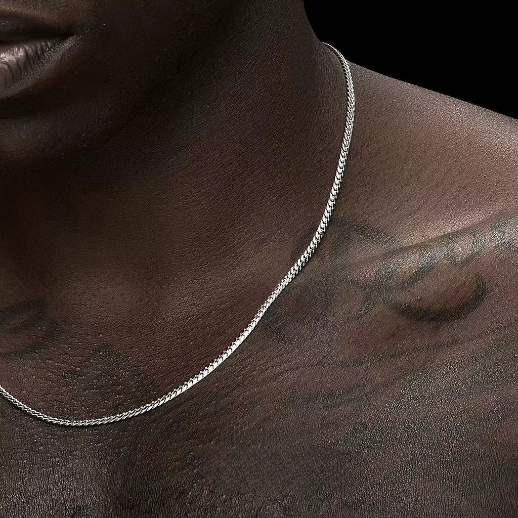 Zoom sur collier à maillons en acier inoxydable, bijou intemporel et robuste.