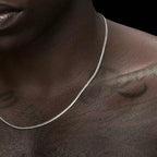 Zoom sur collier à maillons en acier inoxydable, bijou intemporel et robuste.