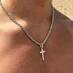 Zoom sur la chaîne torsadée dorée avec pendentif croix, style masculin raffiné.