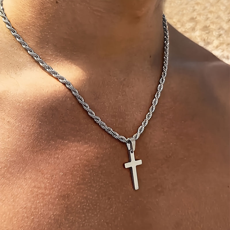 Zoom sur la chaîne torsadée dorée avec pendentif croix, style masculin raffiné.