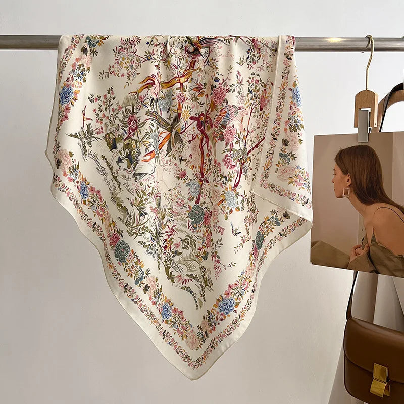 Zoom sur le tissu satiné fluide du foulard carré, avec motifs raffinés inspirés des porcelaines anciennes