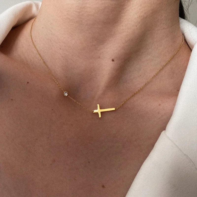 collier fin avec brillant et croix catholique